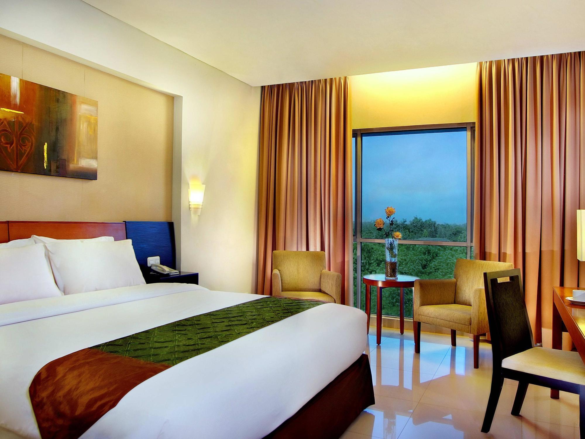 Aston Tanjung City Hotel Екстериор снимка