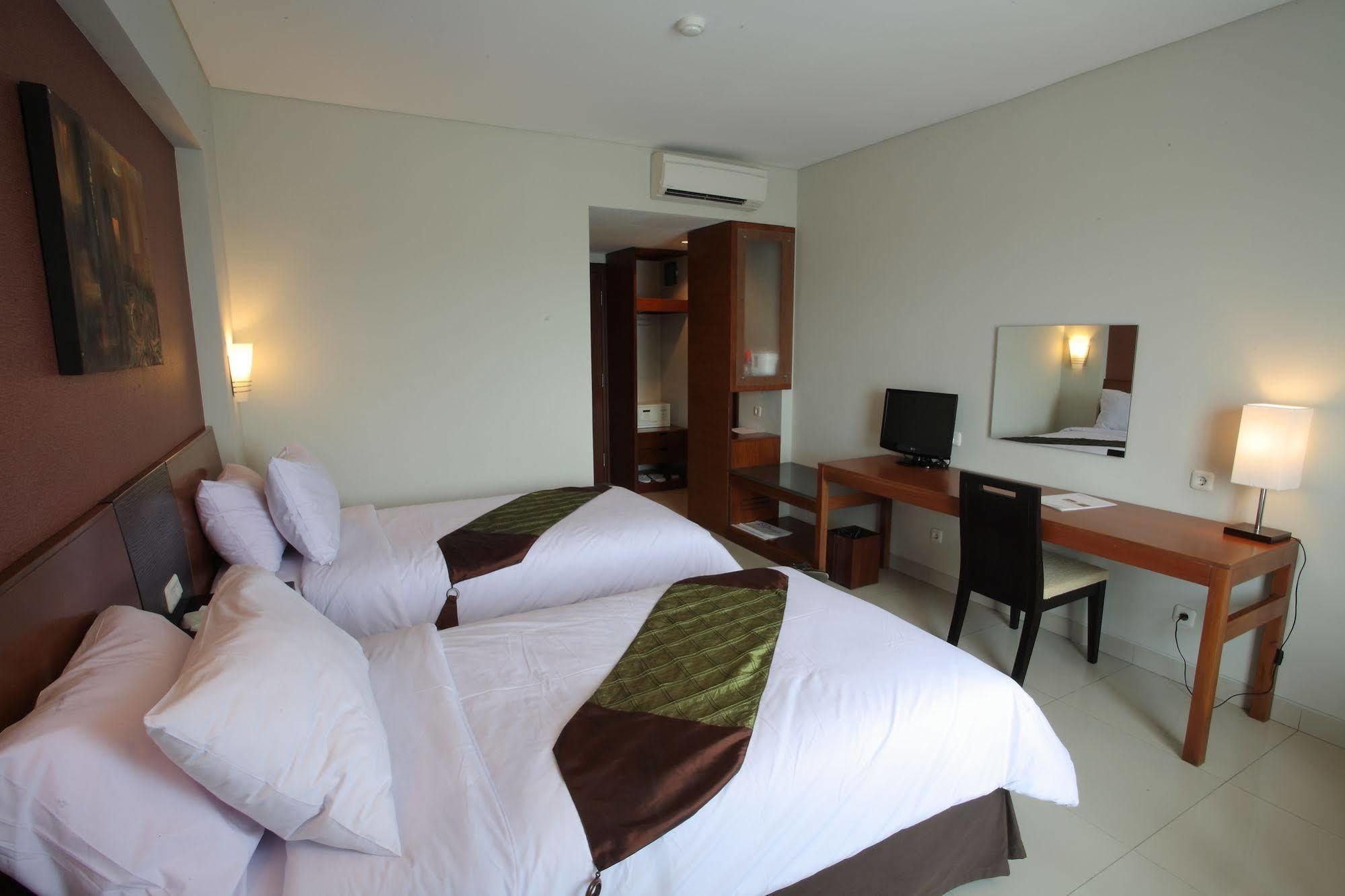 Aston Tanjung City Hotel Екстериор снимка